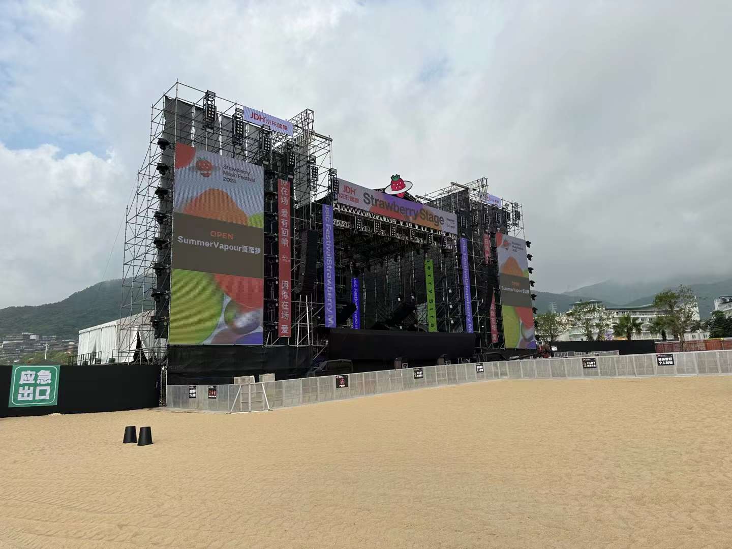 隨時(shí)了解行業(yè)內(nèi)燈光租賃價(jià)格挑選性價(jià)比較高的供應(yīng)商1