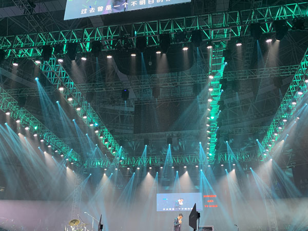 滿足演出舞臺燈光租賃需求僅需學(xué)會二點