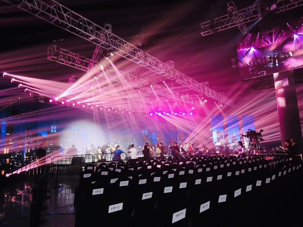 元旦迎新晚會(huì)舞臺(tái)燈光租賃設(shè)備策劃預(yù)算