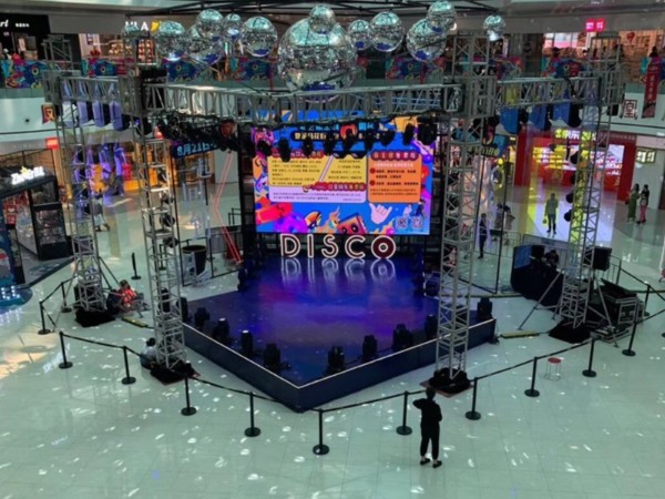 銀泰城6周年慶舞臺燈光租賃搭建案例