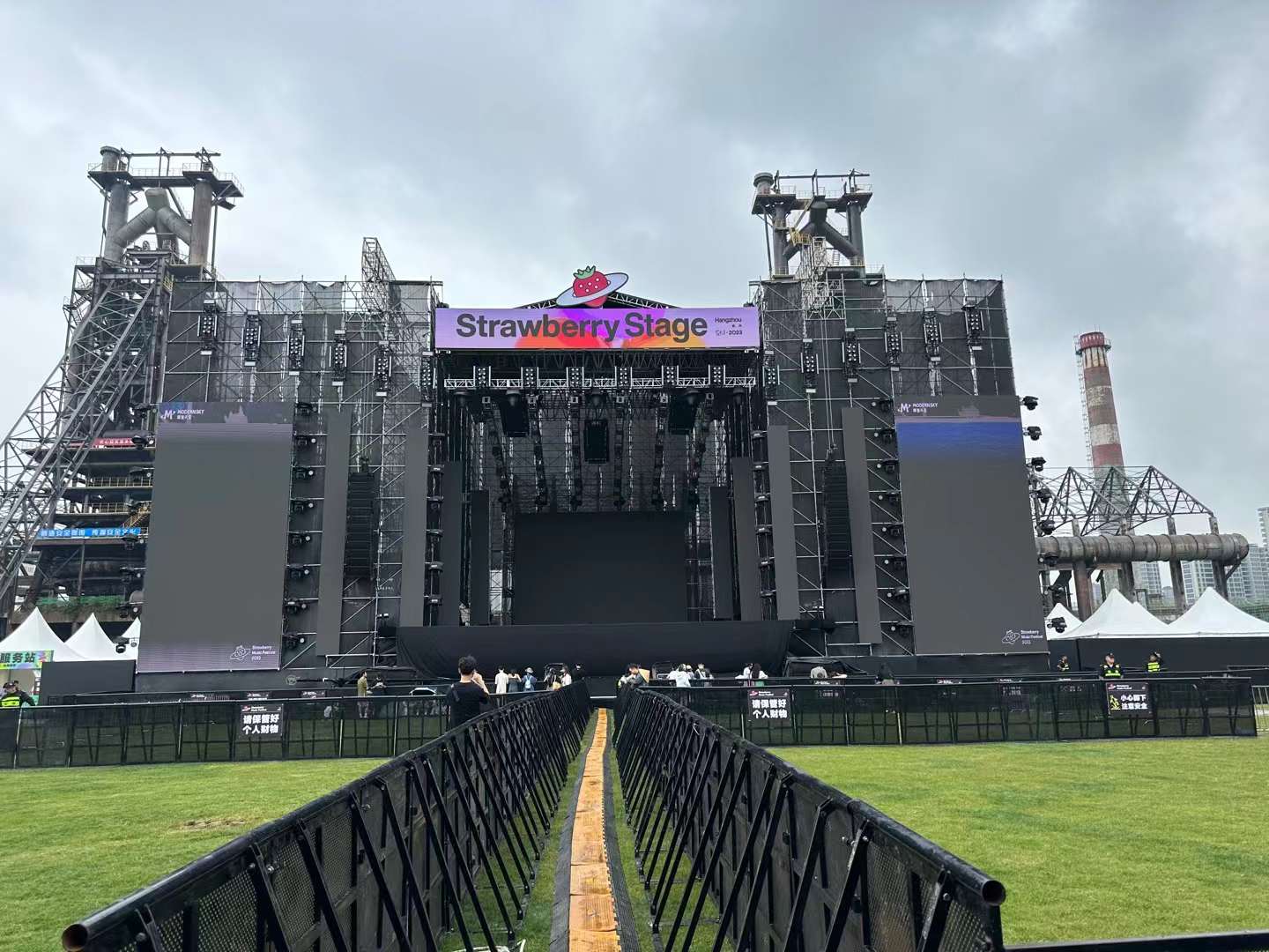 舞臺燈光遇到問題怎么辦？找燈光設備租賃企業