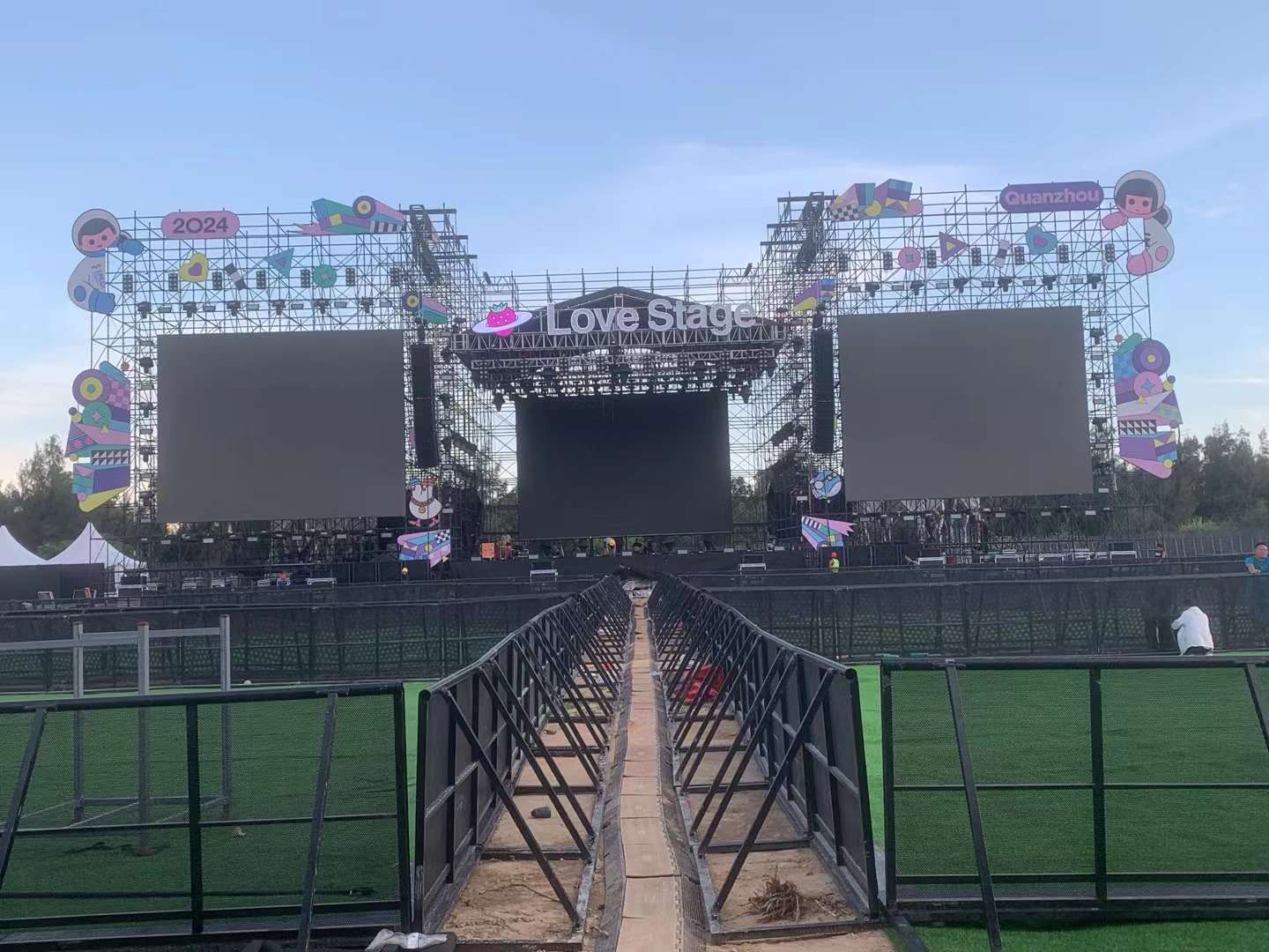 萬人盛況嗨翻天的泉州草莓音樂節舞臺搭建服務商