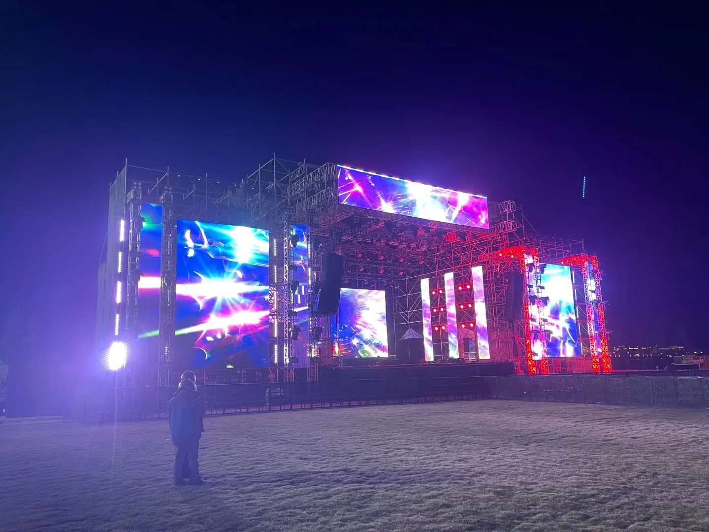 高性能性價音響租賃設(shè)備助力演出舞臺