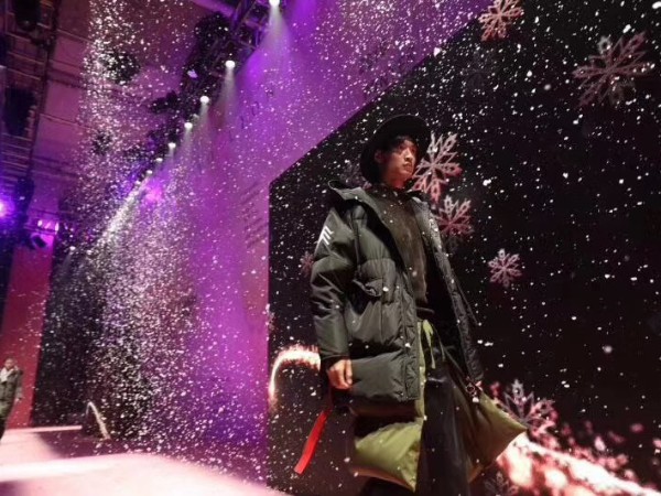 租燈光設(shè)備應(yīng)因地制宜