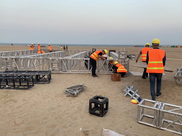 帶你參觀草莓音樂節(jié)舞臺搭建全過程