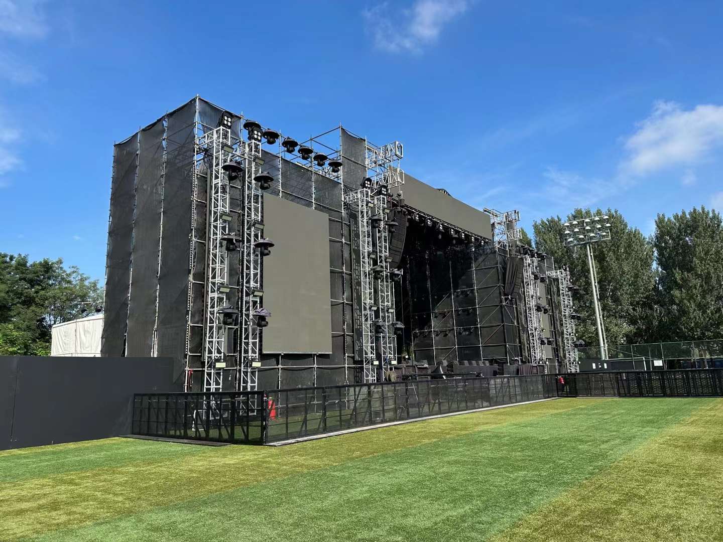 沈陽草莓音樂節鑫禾舞美助燃現場舞臺設備租賃成功案例2