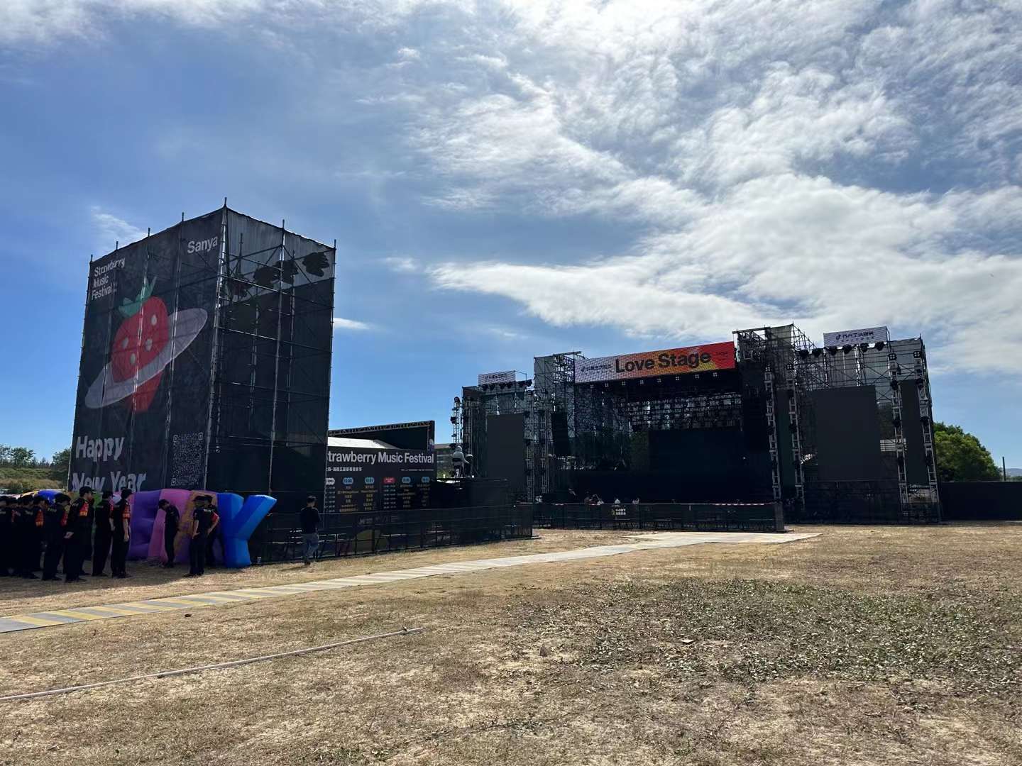 三亞跨年草莓音樂(lè)節(jié)舞臺(tái)燈光租賃搭建服務(wù)成功案例